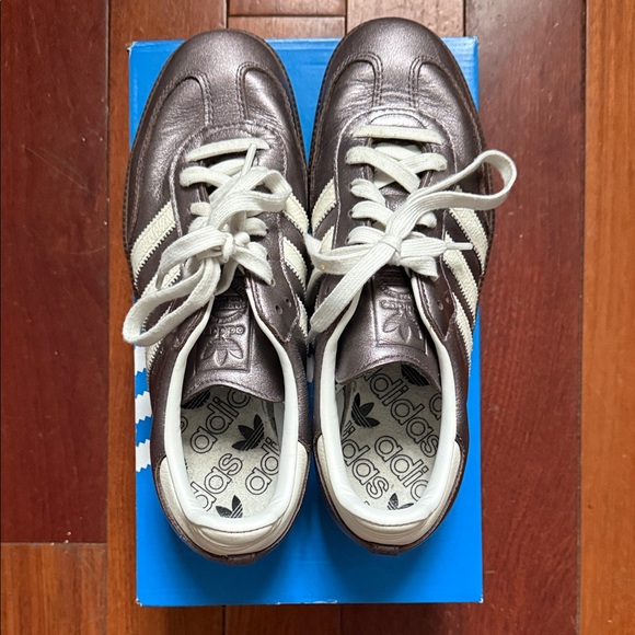 Adidas Women's Sneakers in Metallic and Cream - Picture 1 of 6